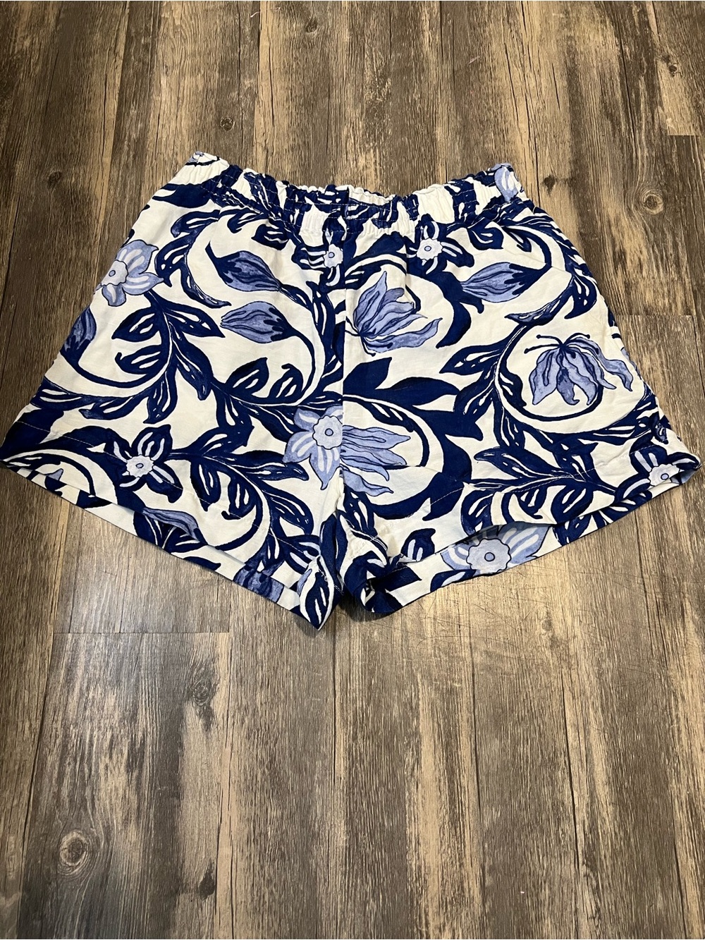 H&M Linen Blend Blue & White Floral Shorts Pull On Linen Viscose Resort Wear